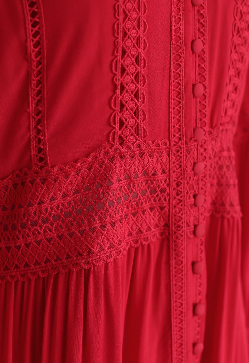 Vestido maxi bohemio con bordado de croché y botones en rojo