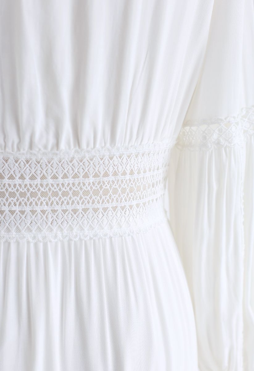 Vestido maxi bohemio con bordado de crochet y botones en blanco
