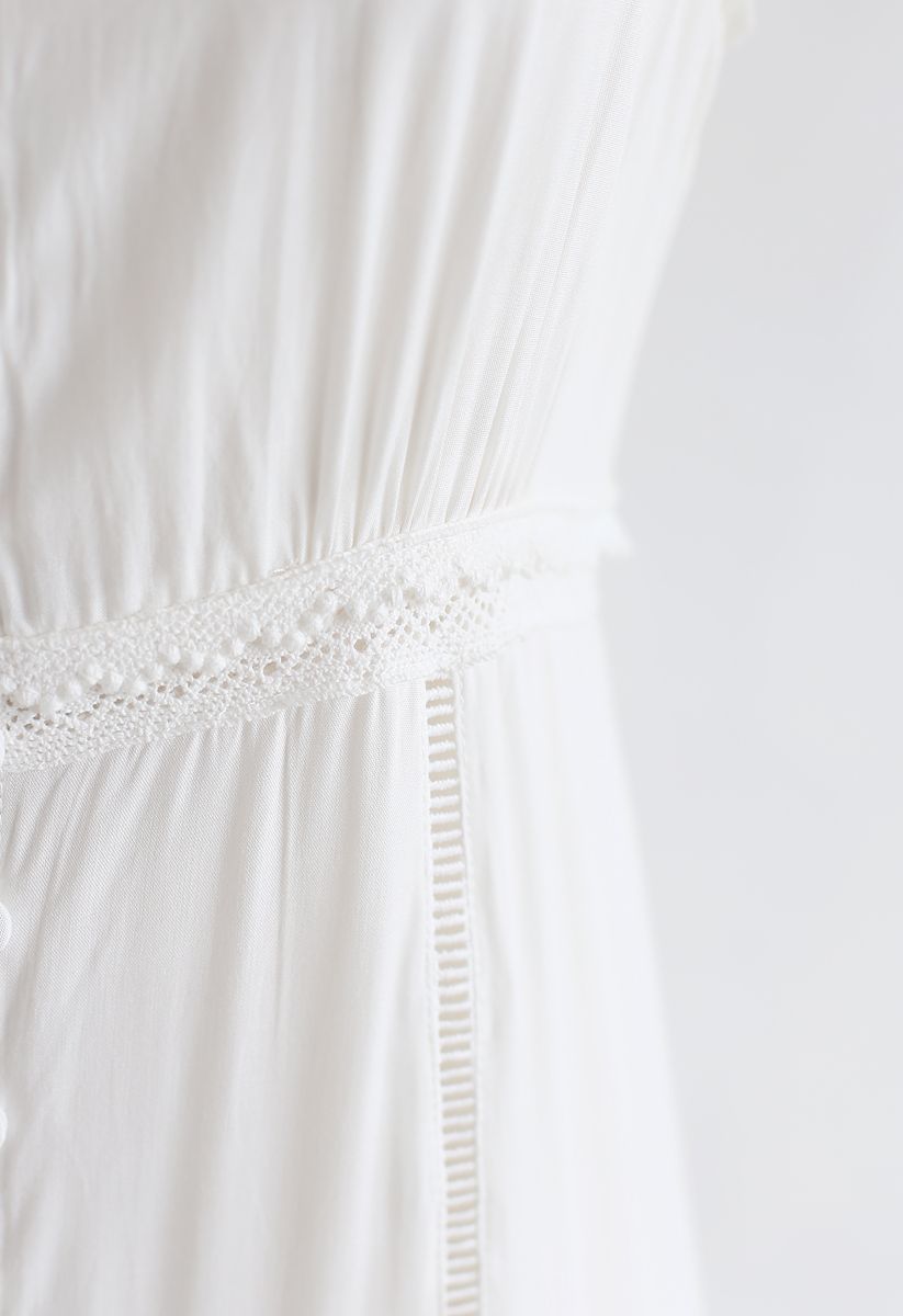 Vestido largo sin mangas con botones y paneles con adornos de croché en blanco